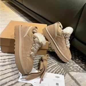 UGG Women's Beige Sneakers with Fur Trim🥍🥍
